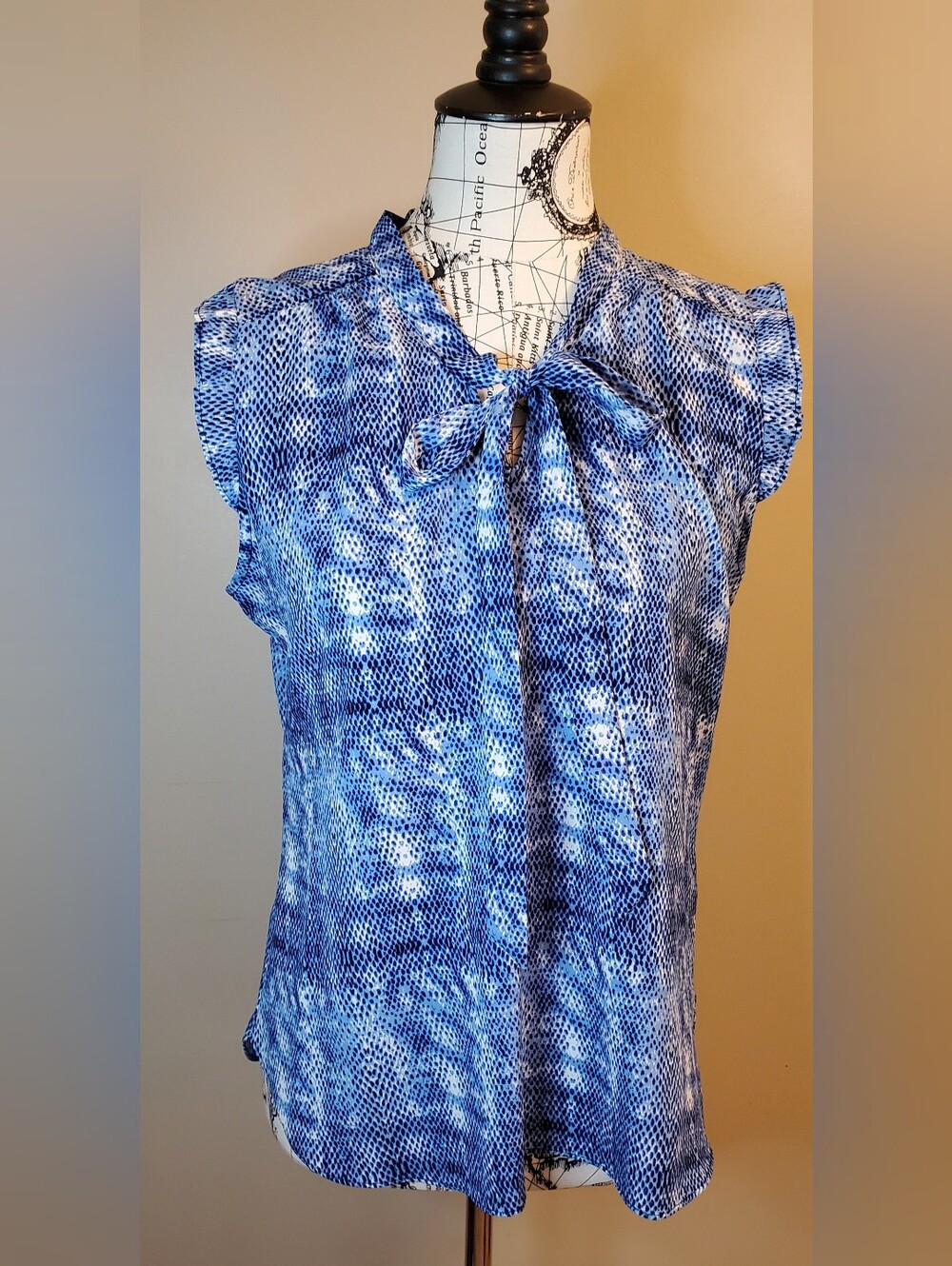 Jaclyn Smith Womens Medium Blue White Bow Tie Blouse Ruffle Sleeve Lightweight